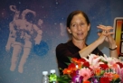 5月14日，美国前女宇航员玛莎?艾文斯在“广州科普大讲坛”上以风趣语言和手势吸引着学生的注意力。当日，2011年广州科技活动周主要活动之一的“广州科普大讲坛”在广州市科协礼堂举行。活动邀请了美国前女宇航员玛莎?艾文斯演讲《图说人类航天史》，以她五次太空飞行的经历，讲述实现人类梦想的太空探索历程。来自广州市400多名中学生近距离接触宇航员，满足对浩瀚宇宙的好奇心和求知欲望，领会宇宙探索的深层涵义。