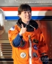     “发现”号机组 女性撑起半边天    4月5日，在美国佛罗里达州肯尼迪航天中心，“发现”号机组人员日本宇航员山崎直子竖起大拇指。    新华社/法新 