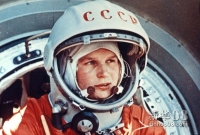 1963年6月，乘坐“东方6”号飞船密封舱的苏联女宇航员瓦伦季娜·捷列什科娃返回地球着陆。图为她安全着陆后站在密封舱前。    
