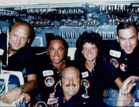 1983年6月，美国第一位进入太空的女航天员莎丽?赖德（右二）在“挑战者”号航天飞机上与男同事们合影。新华社发（资料照片）  