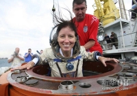     6月19日，美国女宇航员香农·沃克在乌克兰塞瓦斯托波尔的黑海水域演练紧急迫降。    新华社/路透 