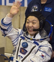 新华社照片，路透，2008年4月8日    韩国首位女宇航员今日升空    4月8日，在哈萨克斯坦的拜科努尔发射场，韩国首位女宇航员李素妍在升空前向记者们挥手致意。当天，李素妍与俄罗斯宇航员一起乘坐俄“联盟TMA-12”号载人飞船从哈萨克斯坦的拜科努尔发射场升空，前往国际空间站。李素妍将在国际空间站停留10天左右，参与18项科学实验。    新华社/路透