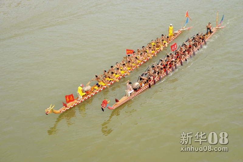 新华社记者 龙弘涛 摄 当日,为庆祝端午佳节,由各个社区居民组成的