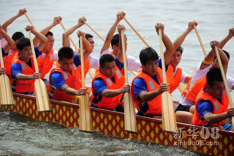 日 龙舟竞渡迎端午 新华社记者郝同前摄   6月21日,参赛队伍在比赛中