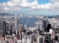 2011：“十二五”规划列出港澳专章
    2011年3月，中央公布“十二五”规划纲要，港澳部分首次单独成章。巩固和提升香港国际金融、贸易、航运中心的地位，打造更具综合竞争力的世界级城市群……对于香港未来发展的准确定位和详细阐述，令香港社会倍感振奋。
    图为从太平山顶俯瞰香港维多利亚港两岸（拍摄于2003年7月9日）。
    新华社记者 李鹏 摄 