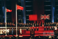 1997：香港回归祖国
    1997年7月1日零时，湾仔会展中心新翼五楼大会堂。雄壮激昂的国歌声中，鲜艳的五星红旗与紫荆花区旗，相伴冉冉升起。这是一个庄严的宣示：中华人民共和国恢复对香港行使主权，香港特别行政区正式成立。
    新华社记者 刘建生 摄 
