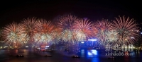  2009：庆贺祖国60华诞
    2009年10月1日，晚8时整，维多利亚港上空烟花绚烂，礼炮声声、欢呼阵阵。年轻的香港特别行政区，以这般华丽而真诚的方式，表达着对祖国母亲60寿辰的祝福。
    图为2009年10月1日，香港特区政府在维多利亚港举行烟花汇演，庆祝中华人民共和国成立60周年。
    新华社记者 吕小炜 摄 