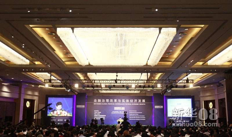 新华社照片，上海，2012年6月29日
    2012陆家嘴论坛开幕
    这是6月29日拍摄的论坛现场。
    6月29日，以“金融治理改革与实体经济发展”为主题的2012陆家嘴论坛在上海开幕。监管机构的高层领导、全球财经界的领袖人物以及著名专家学者齐聚一堂，深入探讨在欧债危机背景下，如何通过体制改革，促进金融业服务实体经济的新举措和新思路。
　 新华社记者 裴鑫 摄 