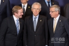 6月28日，在比利时首都布鲁塞尔，爱尔兰总理恩达·肯尼（左）、意大利总理蒙蒂（中）和欧元集团主席、卢森堡首相容克出席集体照拍摄仪式。新华社发（莫纳斯摄）