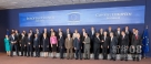 6月28日，在比利时首都布鲁塞尔，出席欧盟峰会的领导人拍摄集体照。新华社发（莫纳斯摄）