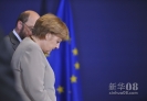 6月28日，在比利时首都布鲁塞尔，出席欧盟峰会的德国总理默克尔（右）和来自德国的欧洲议会议长马丁·舒尔茨在拍摄集体照后交谈。新华社记者叶平凡摄
