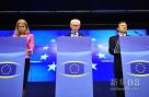 6月28日，在比利时首都布鲁塞尔，欧洲理事会主席范龙佩（中）、欧盟委员会主席巴罗佐（右）和欧盟轮值主席国丹麦首相托宁－施密特出席新闻发布会。新华社记者叶平凡摄