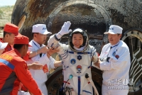 6月29日，航天员景海鹏出舱后挥手致意。新华社记者 王建民 摄