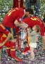 7月1日，西班牙队球员阿隆索（左）与孩子一起分享奖杯。新华社记者孟永民摄 