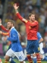 7月1日，西班牙队球员拉莫斯（右）在比赛中示意对方手球。新华社记者李勇摄 