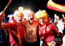 7月1日，西班牙队球迷在勃兰登堡门前的广场上庆祝西班牙队夺冠。新华社记者潘旭摄