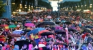 7月1日，球迷冒雨观看比赛。新华社记者潘旭摄 