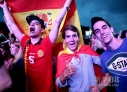 7月1日，西班牙队球迷庆祝西班牙队夺冠。新华社记者潘旭摄 