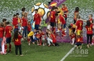7月1日，西班牙队球员在颁奖仪式后与家人合影。新华社记者孟永民摄 