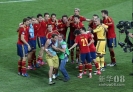 7月1日，安保人员将一名闯入西班牙队庆祝活动中的球迷驱逐出场。新华社记者孟永民摄 