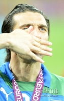 7月1日，意大利队门将布冯在赛后向球迷致谢。新华社记者马宁摄 