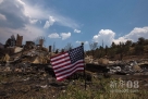 7月2日，一面美国国旗竖立在美国科罗拉多州科罗拉多斯普林斯一所被山火焚毁的房屋面前。新华社/路透