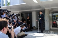 7月2日，在位于美国首都华盛顿的世界银行总部大楼外，世界银行新任行长金墉在第一天上班时对媒体讲话。新华社记者张军摄