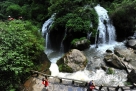 7月8日，旅游者在观赏三峡人家风景区瀑布。新华社记者 陈海宁 摄 
