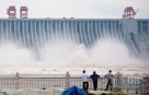 7月10日，三峡大坝开启泄洪深孔进行泄洪。新华社记者 肖艺九 摄 