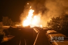 7月11日，在美国东部俄亥俄州首府哥伦布附近，火车出轨现场燃起大火。新华社/美联