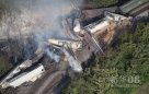 这是7月11日在美国东部俄亥俄州首府哥伦布附近拍摄的火车出轨现场空中俯瞰图。新华社/美联