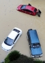 7月13日，几位市民在水中推车前行。新华社记者郝同前摄