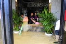 7月13日，沿街商铺从店内向外排水。新华社记者郝同前摄