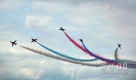 7月15日，英国红箭飞行表演队在英国法恩伯勒航展上进行表演。新华社记者司鸶摄
