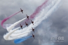 7月15日，英国红箭飞行表演队在英国法恩伯勒航展上进行表演。新华社发（许燕红摄） 