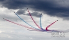 7月15日，英国红箭飞行表演队在英国法恩伯勒航展上进行表演。新华社发（许燕红摄）