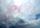 7月15日，英国红箭飞行表演队在英国法恩伯勒航展上进行表演。新华社记者司鸶摄 