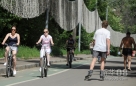 7月15日，莫斯科涅斯库什（意为快活的）花园里骑自行车的市民。新华社外代图片 北京 2012年7月19日 新华社/俄新