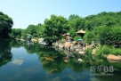 这是镜泊湖一处风景（7月7日摄）。新华社记者张燕辉摄