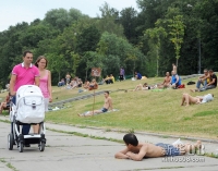 7月15日，莫斯科涅斯库什（意为快活的）花园里做日光浴的市民。新华社外代图片 北京 2012年7月19日 新华社/俄新
