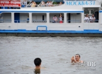 7月15日，莫斯科涅斯库什（意为快活的）花园里游泳的市民。新华社外代图片 北京 2012年7月19日 新华社/俄新