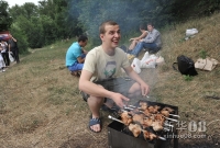 7月15日，莫斯科菲列夫斯基公园里烧烤的市民。新华社外代图片 北京 2012年7月19日 新华社/俄新