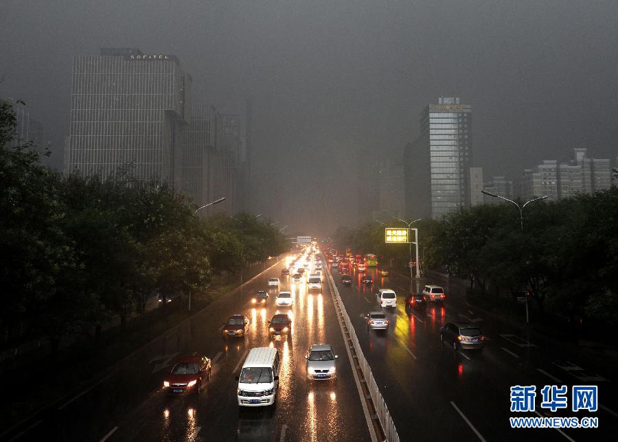 当日18时30分,北京市气象台发布自2005年建立天气预警制度以来的第一