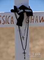 7月22日拍摄的挂在悼念枪击案遇难者的十字架上的项链。新华社记者杨磊摄