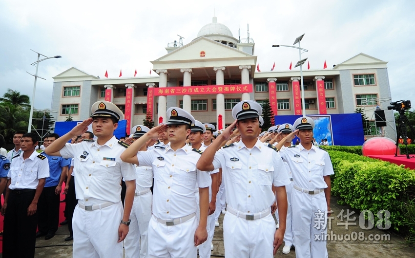 7月24日,海军官兵在三沙市成立大会暨揭牌仪式升旗仪式上敬礼.