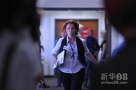  7月23日上午，在美国阿拉帕霍地方法院，一名记者在嫌疑人出庭结束后跑出法庭。新华社记者杨磊摄 