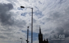 新华社照片，伦敦，2012年7月23日 天气永远是让英国人津津有味的谈资。这里有午后阳光的灿烂，有乌云压城的磅礴，有长河日落的浪漫，还有倾盆大雨的不期而遇。多变的天气就像这个城市丰富的表情，变幻多姿，绝无乏味。 图为伦敦圣·潘克拉斯火车站上空的蓝天白云（7月21日摄）。新华社记者陶希夷摄 
