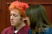 这张由KUSA.com网站提供的视频截图是7月23日，枪击案嫌疑人詹姆斯·霍姆斯（左）在美国科罗拉多州奥罗拉市受审。新华社/美联
