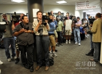7月23日上午，媒体记者守候在奥罗拉枪击案嫌疑人霍姆斯即将出庭的阿拉帕霍地方法院外。新华社记者杨磊摄