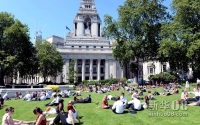 新华社照片，伦敦，7月23日，伦敦市民和游客在公园内享受阳光。伦敦这几日迎来阳光明媚的天气，许多市民和游客来到户外，与大自然亲密接触。新华社记者格桑达瓦摄  
